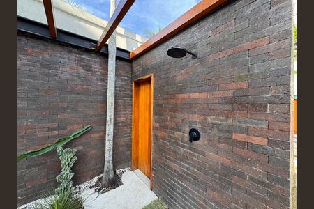 Casa de condomínio à venda com 407m², 4 quartos e 4 vagas Casa de condomínio à venda com 407m², 4 quartos e 4 vagasÁrea externa