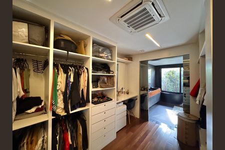 Casa de condomínio à venda com 407m², 4 quartos e 4 vagas Casa de condomínio à venda com 407m², 4 quartos e 4 vagasSuíte 1 - Closet