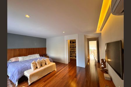 Casa de condomínio à venda com 407m², 4 quartos e 4 vagas Casa de condomínio à venda com 407m², 4 quartos e 4 vagasSuíte 1