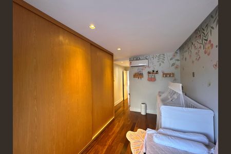 Casa de condomínio à venda com 407m², 4 quartos e 4 vagas Casa de condomínio à venda com 407m², 4 quartos e 4 vagasSuíte 3