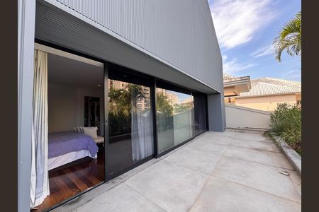 Casa de condomínio à venda com 407m², 4 quartos e 4 vagas Casa de condomínio à venda com 407m², 4 quartos e 4 vagasSuíte 1 - Varanda