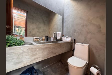 Casa de condomínio à venda com 407m², 4 quartos e 4 vagas Casa de condomínio à venda com 407m², 4 quartos e 4 vagasÁrea externa - Lavabo