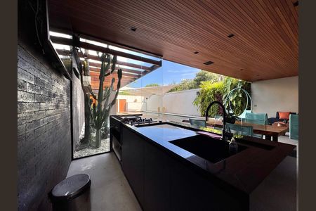 Casa de condomínio à venda com 407m², 4 quartos e 4 vagas Casa de condomínio à venda com 407m², 4 quartos e 4 vagasÁrea externa