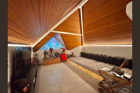 Casa de condomínio à venda com 407m², 4 quartos e 4 vagas Casa de condomínio à venda com 407m², 4 quartos e 4 vagasSala de TV