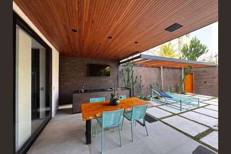 Casa de condomínio à venda com 407m², 4 quartos e 4 vagas Casa de condomínio à venda com 407m², 4 quartos e 4 vagasÁrea externa