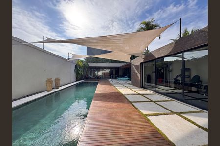 Casa de condomínio à venda com 407m², 4 quartos e 4 vagas Casa de condomínio à venda com 407m², 4 quartos e 4 vagasÁrea externa