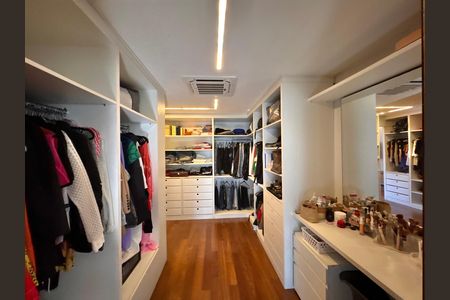 Casa de condomínio à venda com 407m², 4 quartos e 4 vagas Casa de condomínio à venda com 407m², 4 quartos e 4 vagasSuíte 1 - Closet