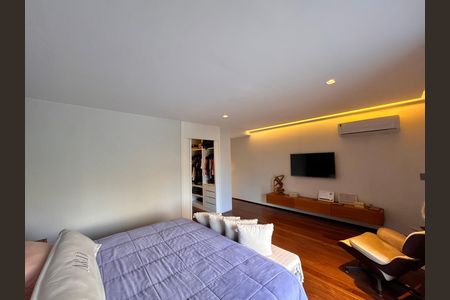 Casa de condomínio à venda com 407m², 4 quartos e 4 vagas Casa de condomínio à venda com 407m², 4 quartos e 4 vagasSuíte 1