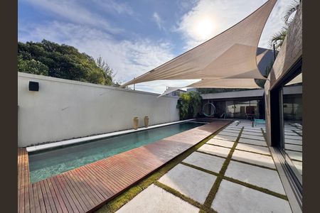 Casa de condomínio à venda com 407m², 4 quartos e 4 vagas Casa de condomínio à venda com 407m², 4 quartos e 4 vagasÁrea externa