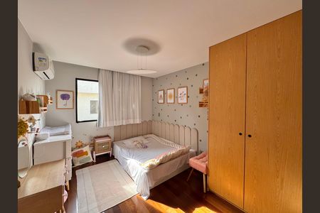 Casa de condomínio à venda com 407m², 4 quartos e 4 vagas Casa de condomínio à venda com 407m², 4 quartos e 4 vagasSuíte 2