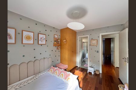 Casa de condomínio à venda com 407m², 4 quartos e 4 vagas Casa de condomínio à venda com 407m², 4 quartos e 4 vagasSuíte 2