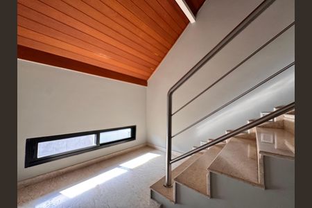 Casa de condomínio à venda com 407m², 4 quartos e 4 vagas Casa de condomínio à venda com 407m², 4 quartos e 4 vagasEscada