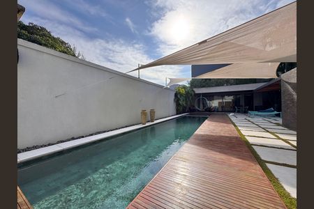 Casa de condomínio à venda com 407m², 4 quartos e 4 vagas Casa de condomínio à venda com 407m², 4 quartos e 4 vagasÁrea externa
