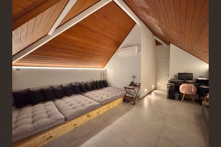 Casa de condomínio à venda com 407m², 4 quartos e 4 vagas Casa de condomínio à venda com 407m², 4 quartos e 4 vagasSala de TV