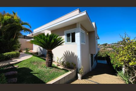 Casa de condomínio para alugar com 370m², 3 quartos e 6 vagas Casa de condomínio para alugar com 370m², 3 quartos e 6 vagasFachada