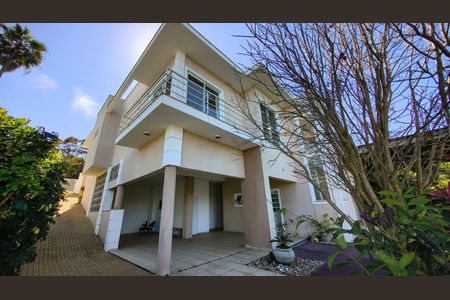 Casa de condomínio para alugar com 370m², 3 quartos e 6 vagas Casa de condomínio para alugar com 370m², 3 quartos e 6 vagasFachada