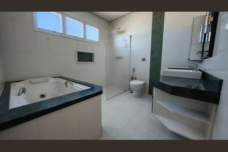 Casa de condomínio para alugar com 370m², 3 quartos e 6 vagas Casa de condomínio para alugar com 370m², 3 quartos e 6 vagasBanheiro