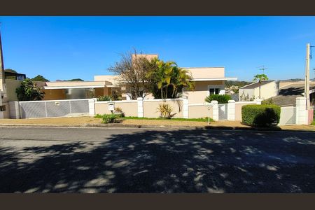 Casa de condomínio para alugar com 370m², 3 quartos e 6 vagas Casa de condomínio para alugar com 370m², 3 quartos e 6 vagasFachada