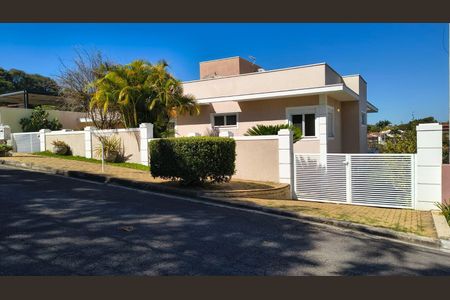 Casa de condomínio para alugar com 370m², 3 quartos e 6 vagas Casa de condomínio para alugar com 370m², 3 quartos e 6 vagasFachada