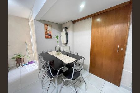 Casa de condomínio à venda com 163m², 3 quartos e 2 vagas Casa de condomínio à venda com 163m², 3 quartos e 2 vagasSala 2