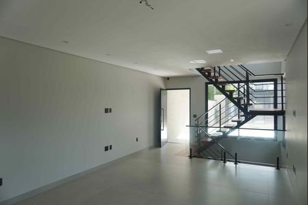Sala de casa de condomínio à venda com 2 quartos, 179m² em Jardim Jurupari (fazendinha), Santana de Parnaíba