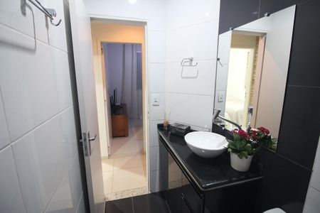 Banheiro de apartamento à venda com 3 quartos, 120m² em Jardim Riacho das Pedras, Contagem