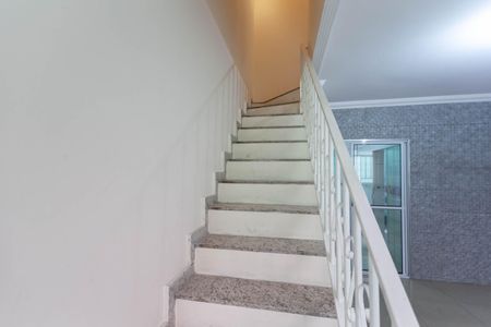 Casa de condomínio para alugar com 65m², 2 quartos e 1 vagaEscada