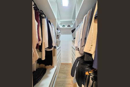 Apartamento à venda com 126m², 4 quartos e 3 vagas Apartamento à venda com 126m², 4 quartos e 3 vagasCloset da Suíte 1
