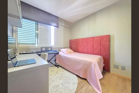 Apartamento à venda com 126m², 4 quartos e 3 vagas Apartamento à venda com 126m², 4 quartos e 3 vagasQuarto semi-suíte 4