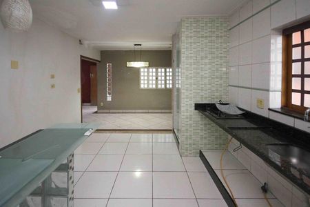 Cozinha de casa para alugar com 2 quartos, 90m² em Jardim Três Marias, São Paulo