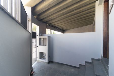 Entrada  de casa para alugar com 1 quarto, 55m² em Vila Santo Estefano, São Paulo