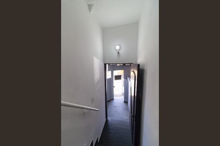 Escada de casa para alugar com 1 quarto, 55m² em Vila Santo Estefano, São Paulo