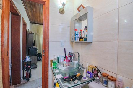 Banheiro de apartamento à venda com 3 quartos, 50m² em Rubem Berta, Porto Alegre