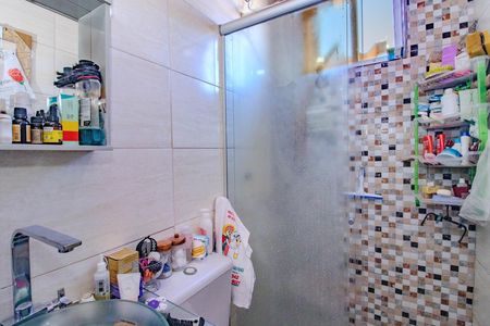 Banheiro de apartamento à venda com 3 quartos, 50m² em Rubem Berta, Porto Alegre