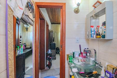 Banheiro de apartamento à venda com 3 quartos, 50m² em Rubem Berta, Porto Alegre