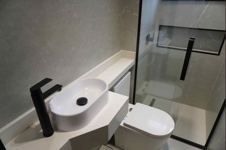 Casa de condomínio à venda com 346m², 4 quartos e 4 vagas Casa de condomínio à venda com 346m², 4 quartos e 4 vagasBanheiro da Suíte 1