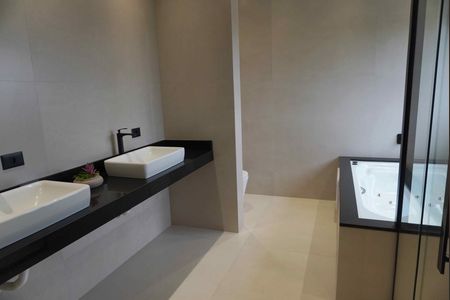 Casa de condomínio à venda com 346m², 4 quartos e 4 vagas Casa de condomínio à venda com 346m², 4 quartos e 4 vagasBanheiro da Suíte 4 - Principal