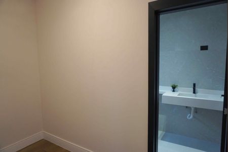 Casa de condomínio à venda com 346m², 4 quartos e 4 vagas Casa de condomínio à venda com 346m², 4 quartos e 4 vagasBanheiro da Suíte 2