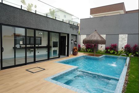Casa de condomínio à venda com 346m², 4 quartos e 4 vagas Casa de condomínio à venda com 346m², 4 quartos e 4 vagasPiscina
