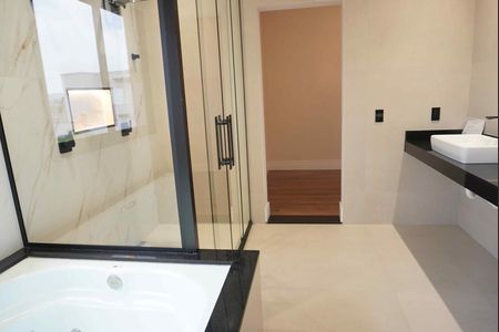 Casa de condomínio à venda com 346m², 4 quartos e 4 vagas Casa de condomínio à venda com 346m², 4 quartos e 4 vagasBanheiro da Suíte 4 - Principal