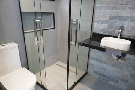 Casa de condomínio à venda com 346m², 4 quartos e 4 vagas Casa de condomínio à venda com 346m², 4 quartos e 4 vagasBanheiro Área Externa