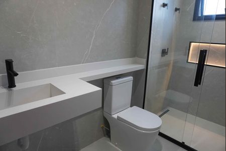 Casa de condomínio à venda com 346m², 4 quartos e 4 vagas Casa de condomínio à venda com 346m², 4 quartos e 4 vagasBanheiro da Suíte 2