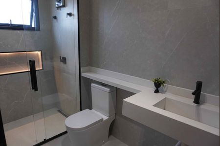 Casa de condomínio à venda com 346m², 4 quartos e 4 vagas Casa de condomínio à venda com 346m², 4 quartos e 4 vagasBanheiro da Suíte 2