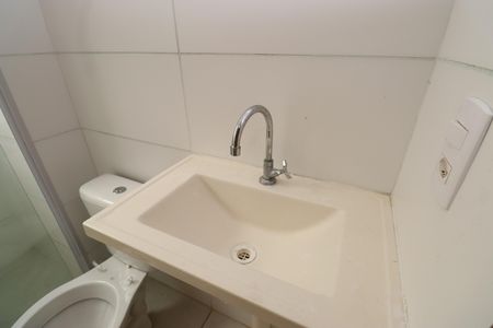 Banheiro de apartamento para alugar com 2 quartos, 46m² em Jardim das Margaridas, Salvador