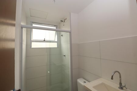 Banheiro de apartamento para alugar com 2 quartos, 46m² em Jardim das Margaridas, Salvador