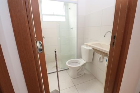 Banheiro de apartamento para alugar com 2 quartos, 46m² em Jardim das Margaridas, Salvador