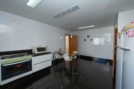 Apartamento para alugar com 278m², 4 quartos e 4 vagas Apartamento para alugar com 278m², 4 quartos e 4 vagasCOZINHA