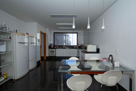 Apartamento para alugar com 278m², 4 quartos e 4 vagas Apartamento para alugar com 278m², 4 quartos e 4 vagasCOZINHA