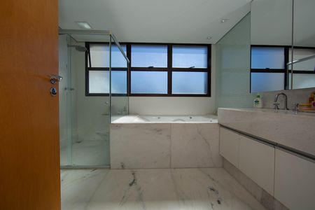 Apartamento para alugar com 278m², 4 quartos e 4 vagas Apartamento para alugar com 278m², 4 quartos e 4 vagasBANHEIRO4