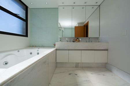 Apartamento para alugar com 278m², 4 quartos e 4 vagas Apartamento para alugar com 278m², 4 quartos e 4 vagasBANHEIRO4
